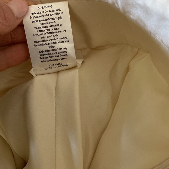 New Price!! Vera Wang Wedding Dress. Excellent condition. Worn once. Size 6. - Picture 8 of 14